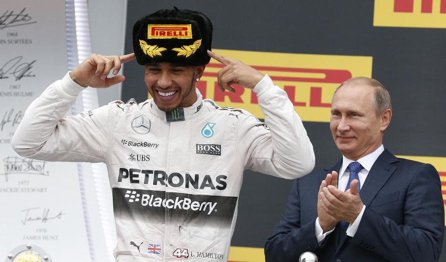 Lewis Hamilton si cenu