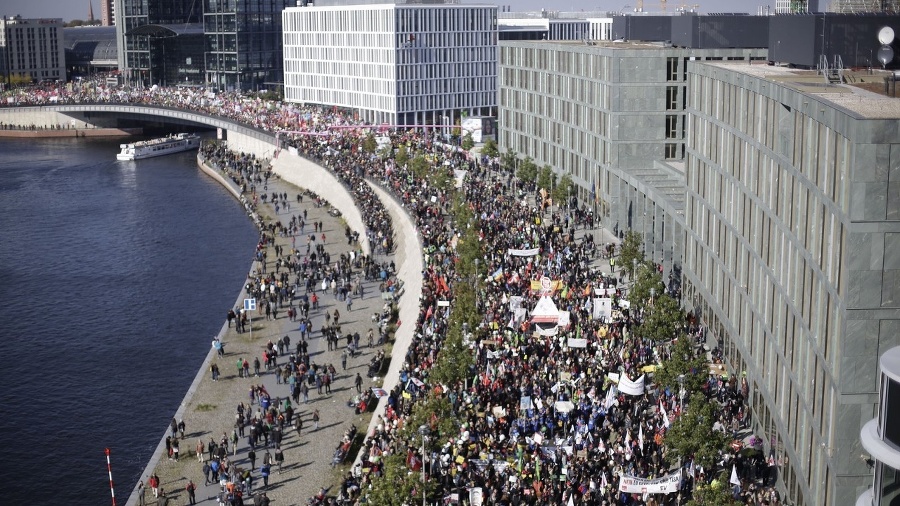 Ľudia v Berlíne protestovali