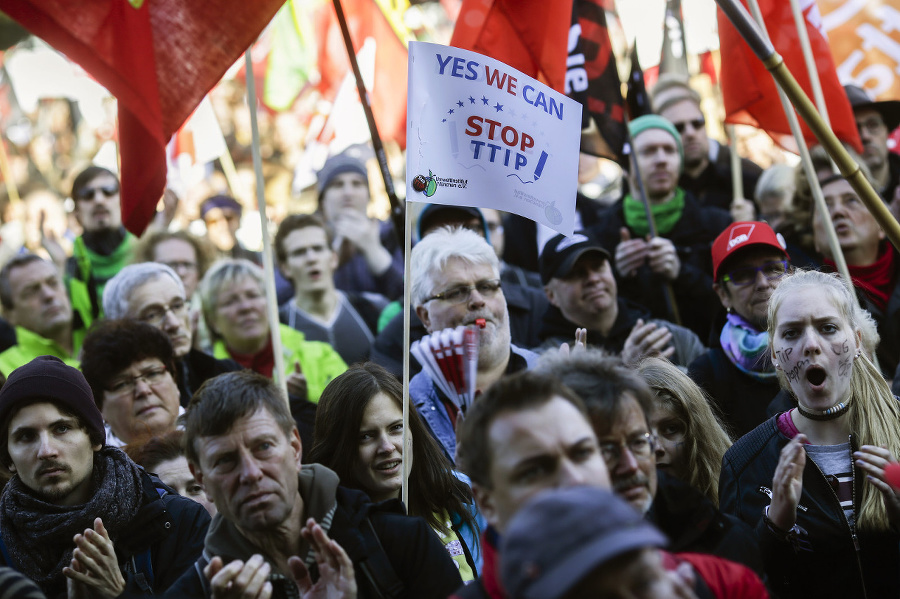 Ľudia v Berlíne protestovali