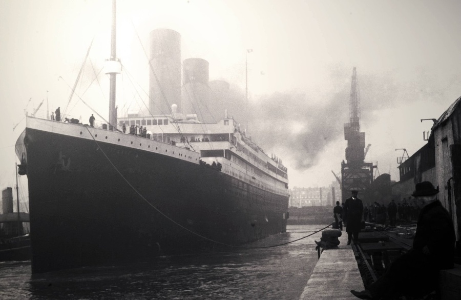 1912: Legendárny Titanic ohuroval