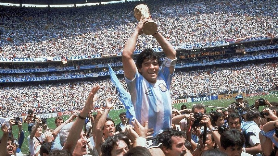 Diego Maradona drží Svetový