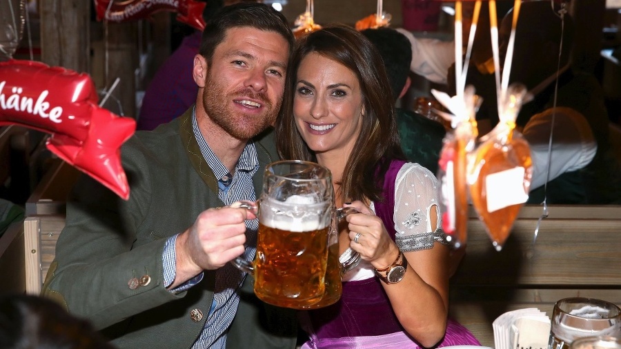 Xabi Alonso a partnerkou