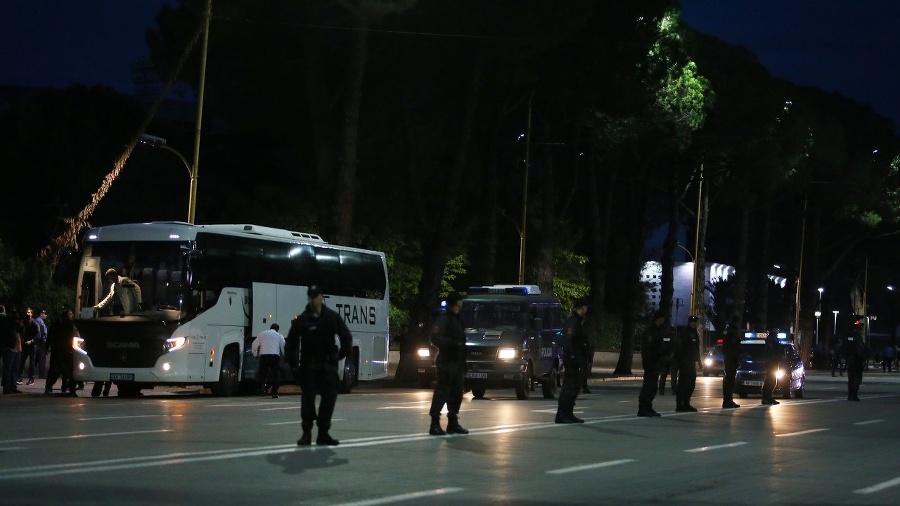 Albánska polícia sprevádza autobus