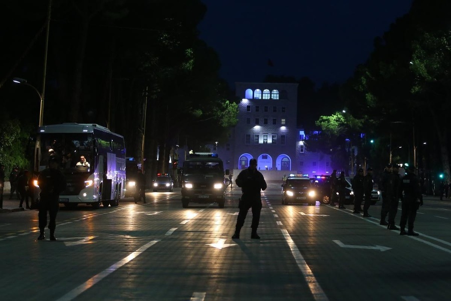 Albánska polícia sprevádza autobus