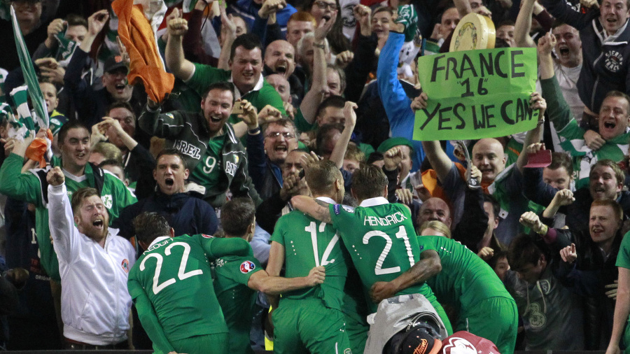 Futbaloví fanúšikovia Írska oslavujú