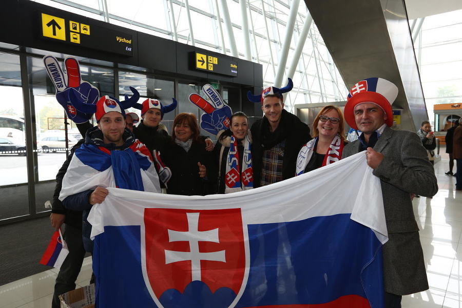 Skupinka slovenských fanúšikov čakala