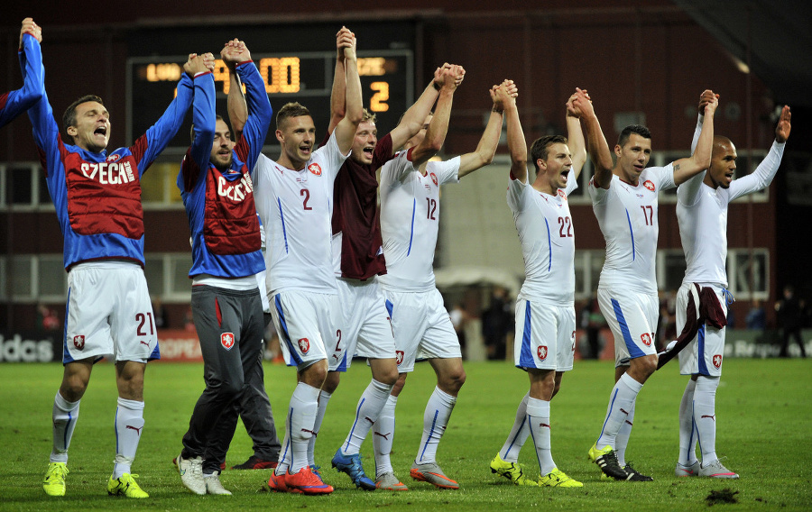 Českí futbalisti oslavujú postup