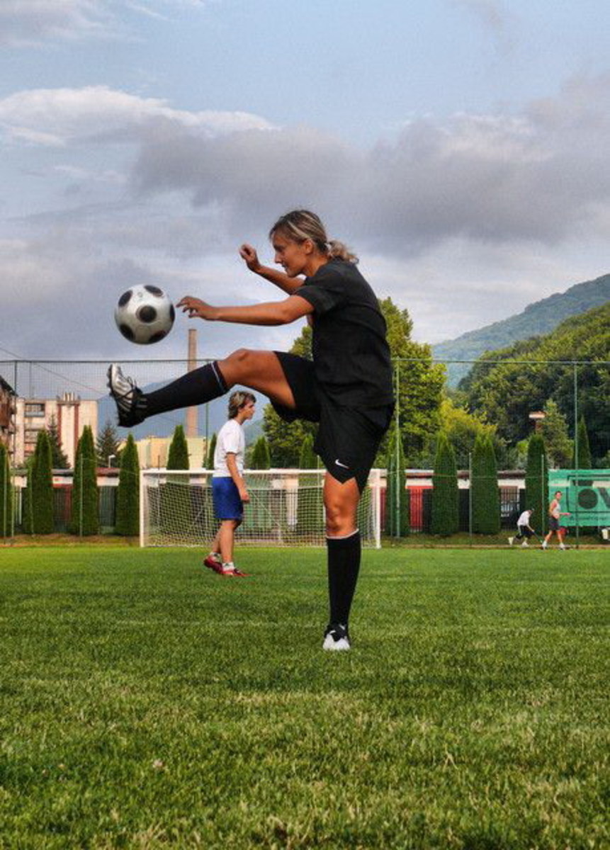 Futbalistov trénuje pekná baba.