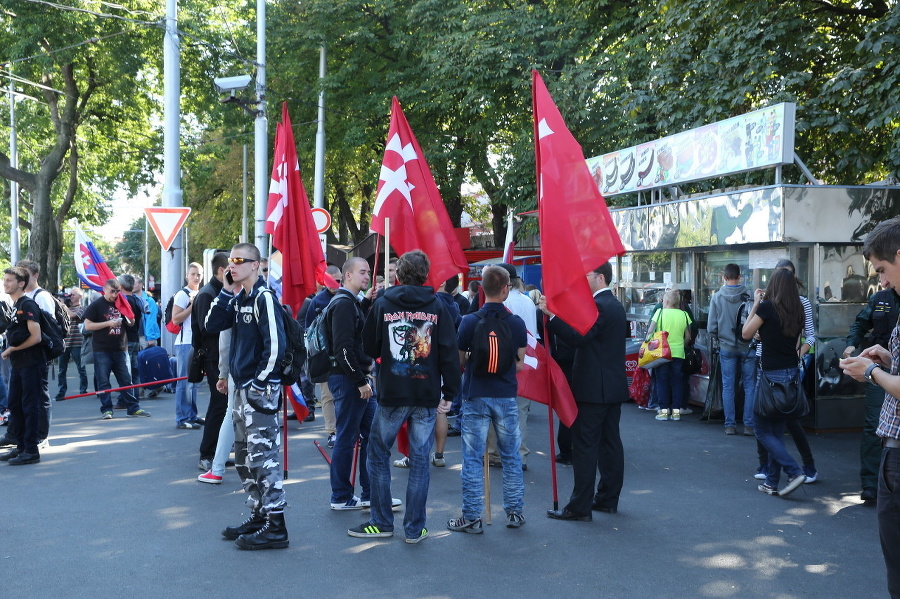 Účastníci protestného pochodu proti