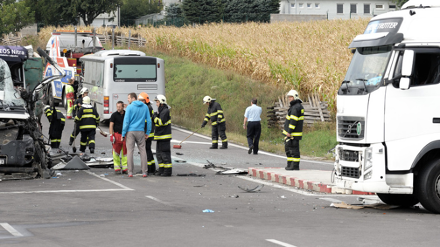 Na miesto hroznej tragédie prišli ihneď hasiči aj záchranári.