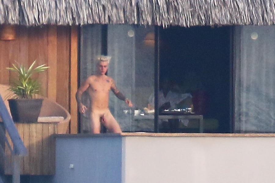 Justina nafotili úplne nahého.