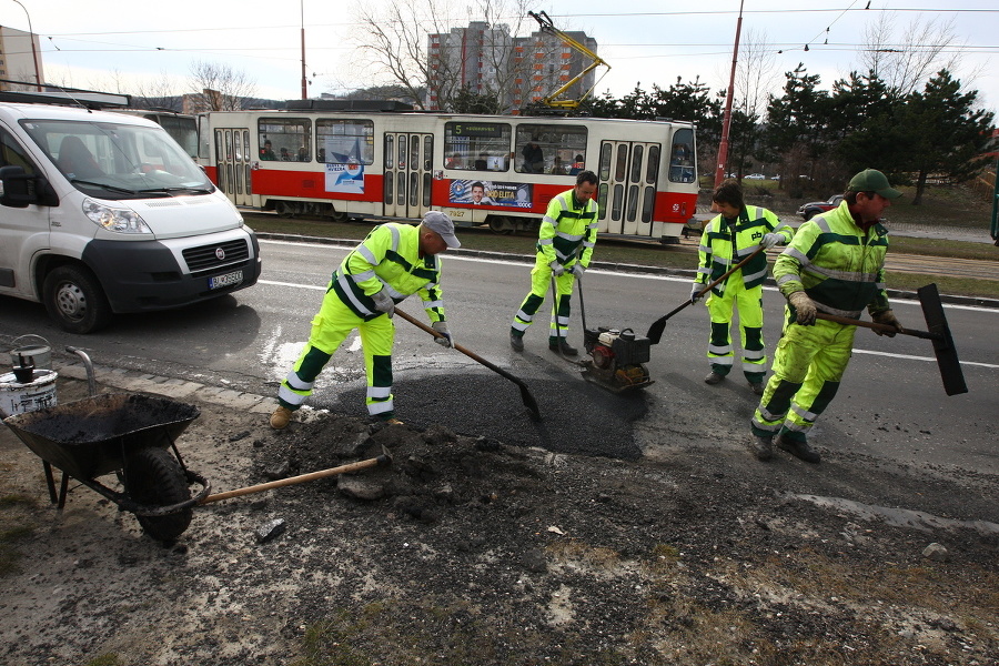 Veľa peňazí z rozpočtu mestských častí pôjde na opravu ciest.