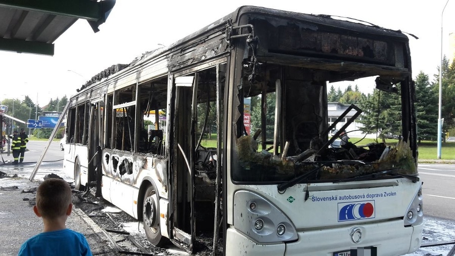 Autobus zachvátili plamene na