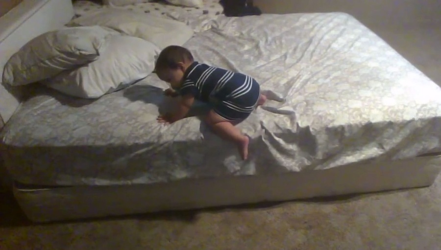 Vysoká posteľ chlapčeka najprv