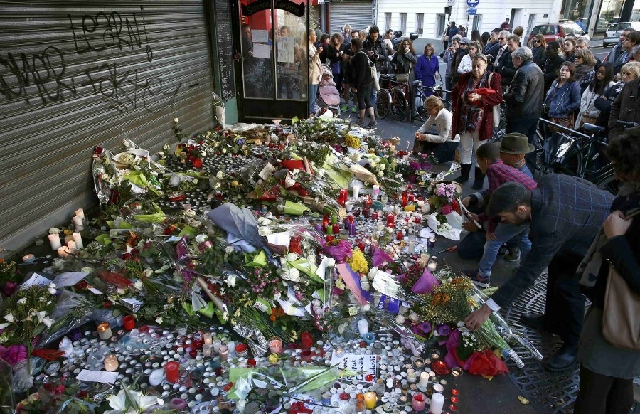 Paríž trúchli za obeťami
