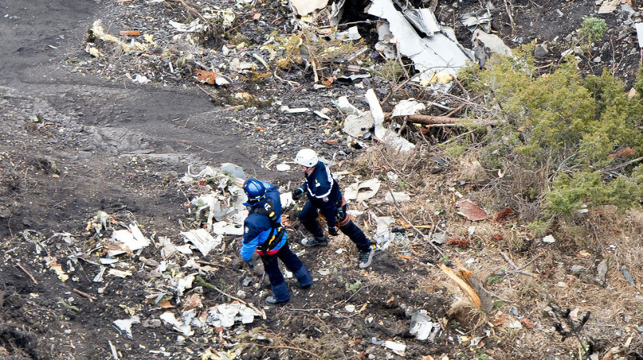 Trosky dopravného lietadla spoločnosti Germanwings, ktoré havarovalo pri horskej obci Seyne-les-Alpes vo francúzskych Alpách.