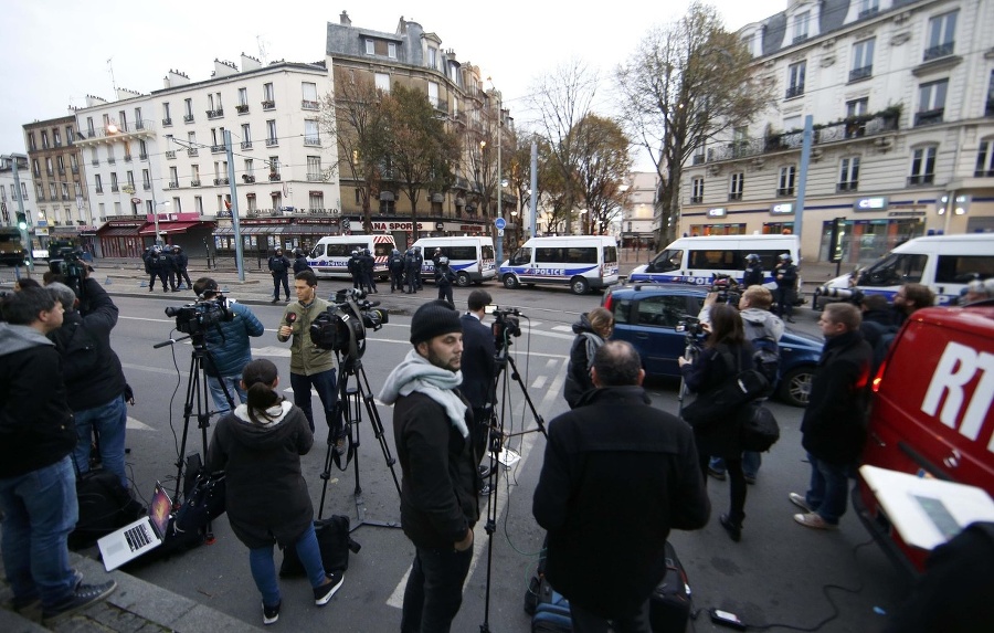 Parížski policajti vykonávajú raziu