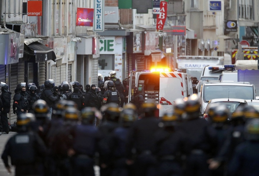 Parížski policajti vykonávajú raziu