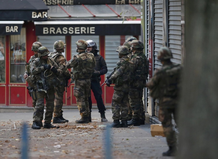 Parížski policajti vykonávajú raziu