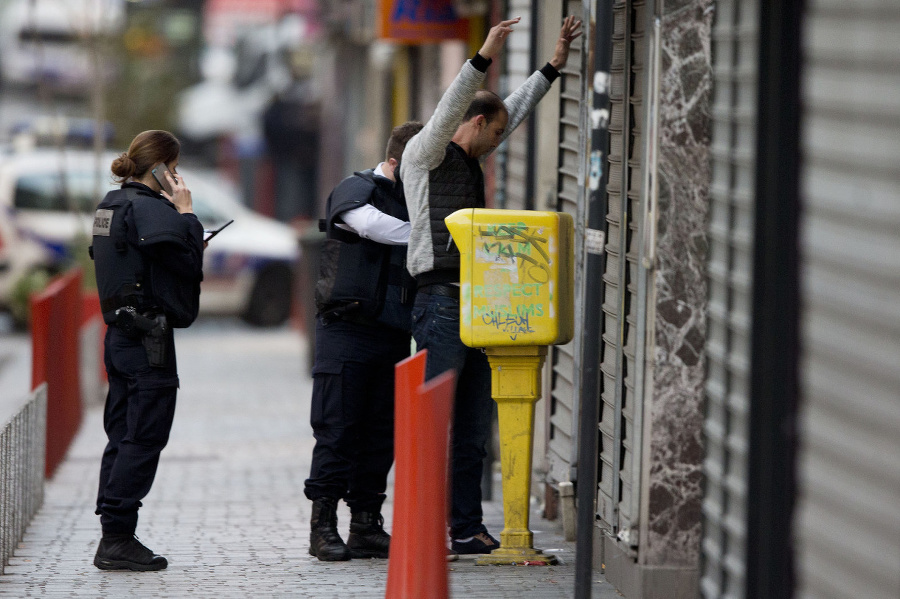 Polícia vykonáva raziu v