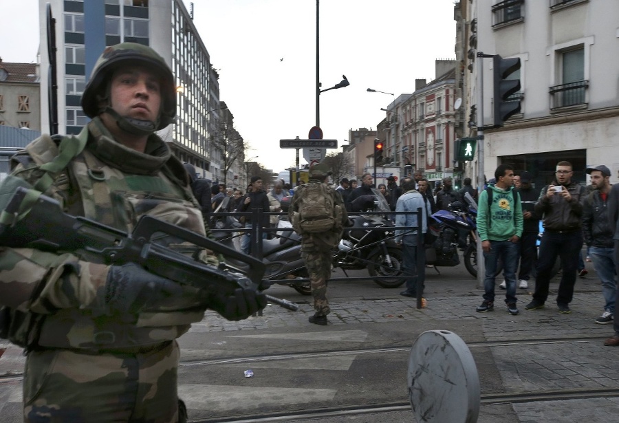 Parížski policajti vykonávajú raziu