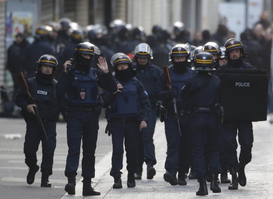 Polícia vykonáva raziu v