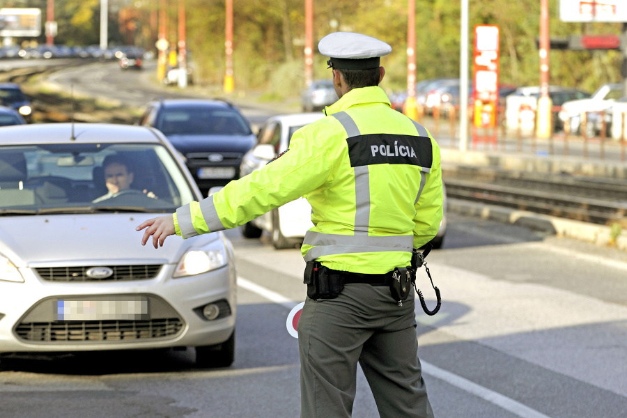 Policajti naparia cestným pirátom