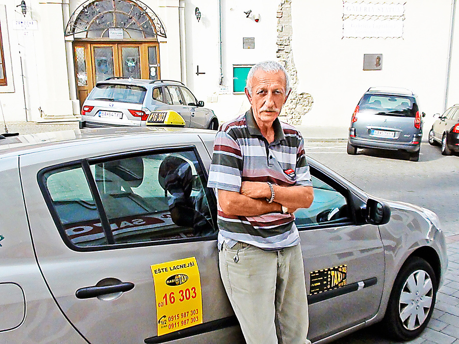 Taxikár Július krúžil autom