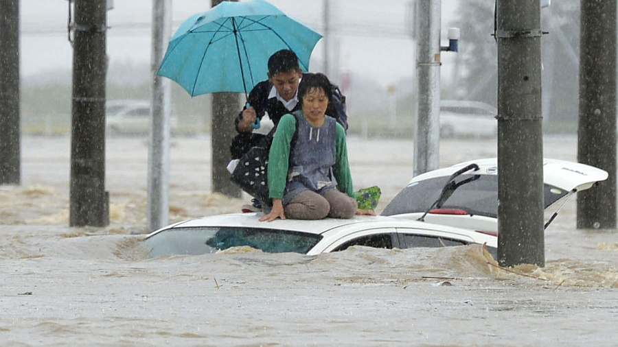 Japonsko sužujú záplavy. 
