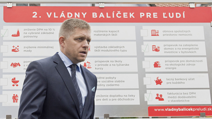 Robert Fico pred tabuľou