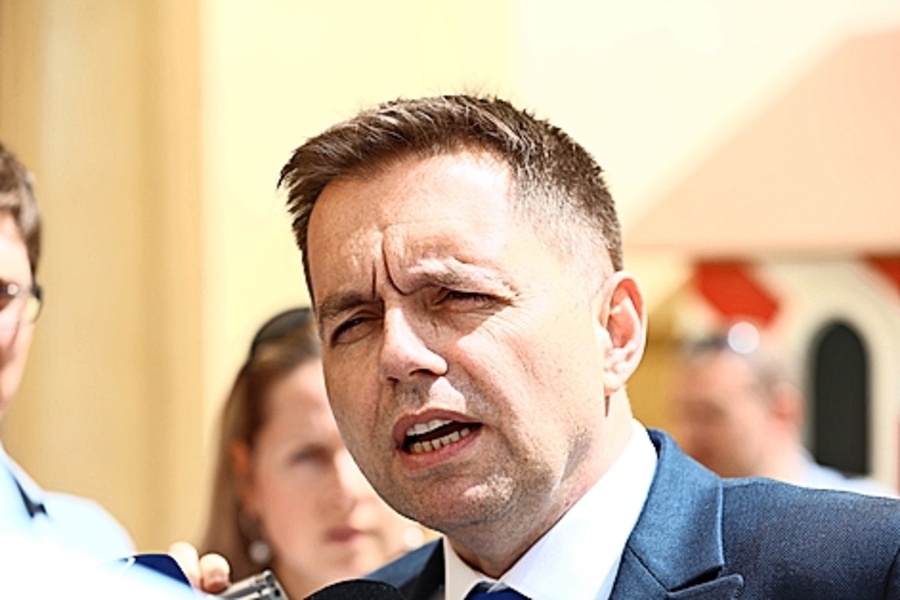 Minister financií P. Kažimír.