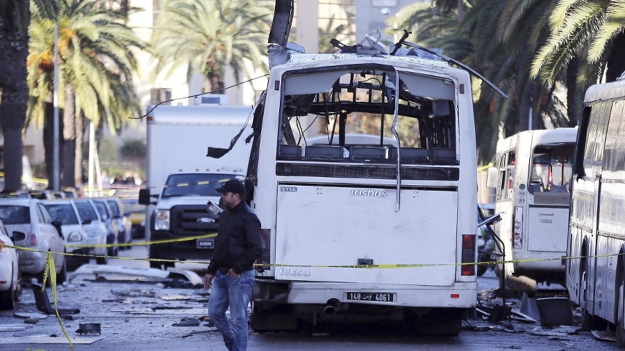 Muž kráča okolo autobusu, v ktorom pri bombovom útoku vyhasol život 13 ľudí.
