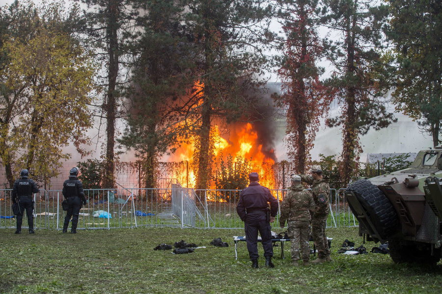 Migranti podpálili stany. 