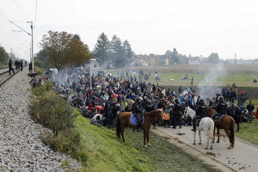 Migranti podpálili stany. 