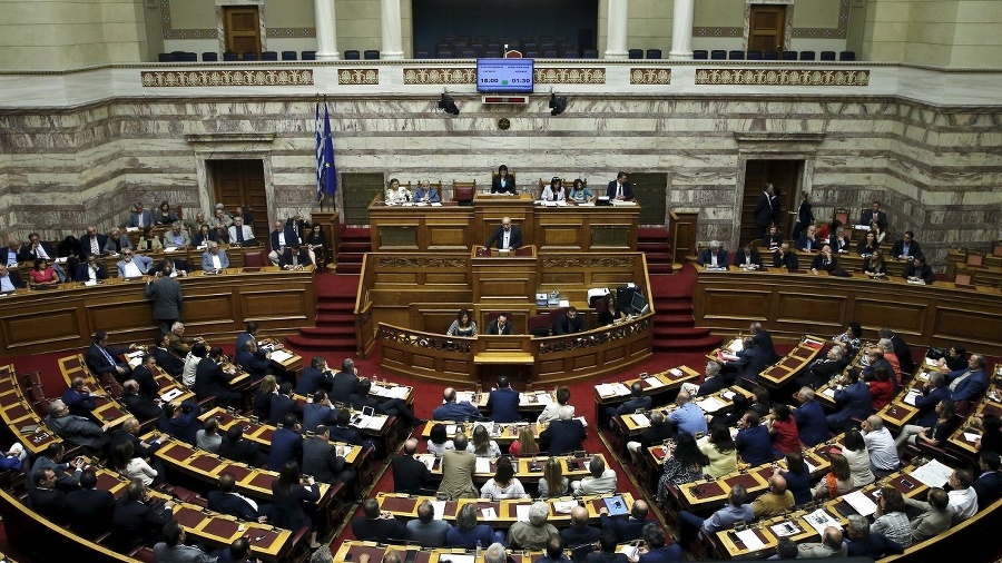 Grécky parlament nezaháľal ani