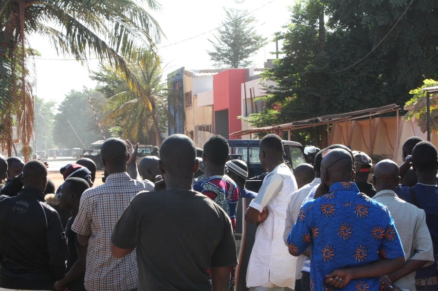 Obyvatelia Bamaka sledujú zásah