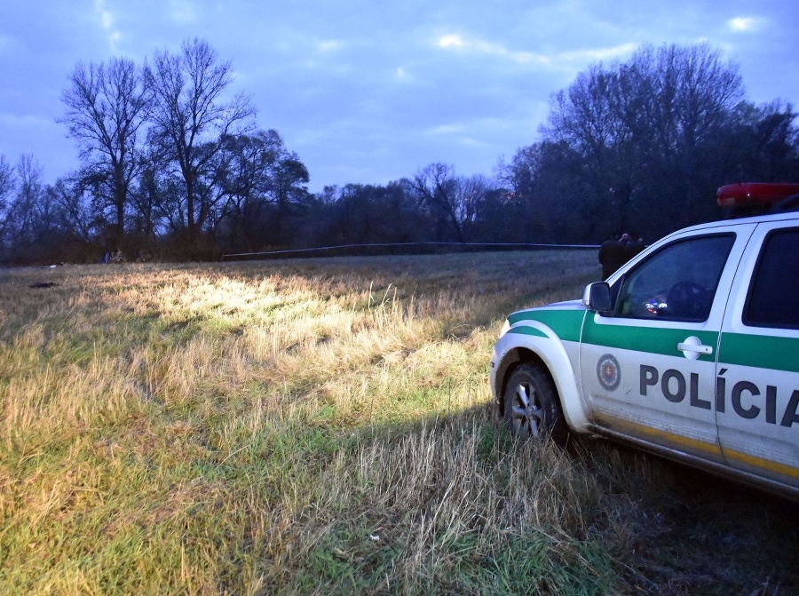 Policajné auto osvecuje miesto