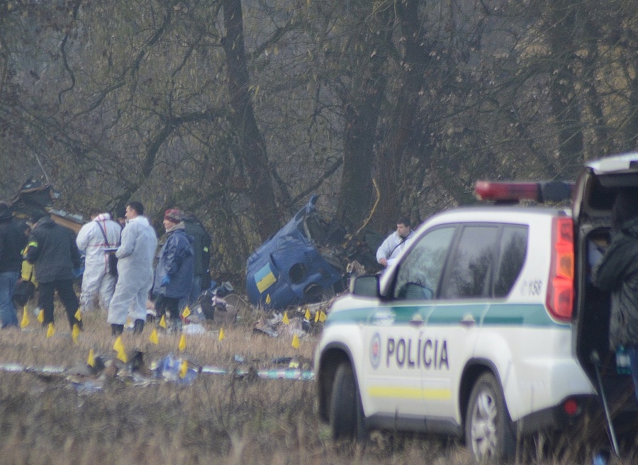 Policajti, experti a potápači