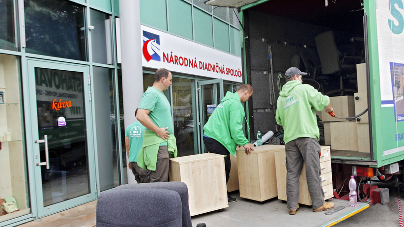 Bratislava - Z biznis centra Apollo 1 sa v piatok sťahovali zamestnanci ministerstva pôdohospodárstva a NDS.
