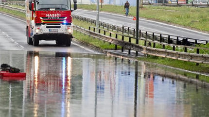 Hasičské plávajúce čerpadlá odčerpávajú