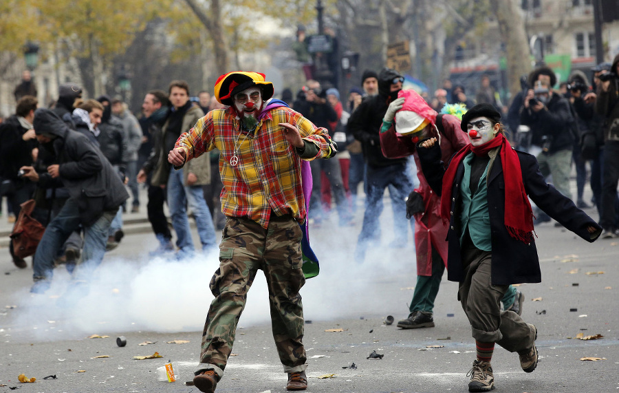 Aktivisti v maskách klaunov