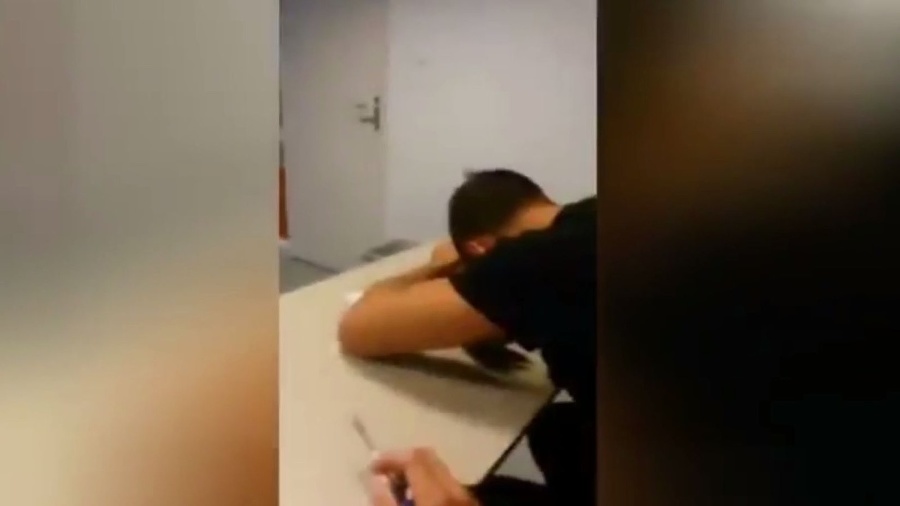 Spiaci žiak učiteľa poriadne