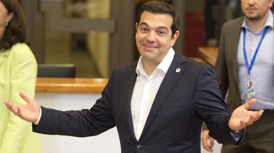 Grécky premiér Alexis Tsipras (uprostred) odchádza po skončení mimoriadneho summitu eurozóny v Bruseli.