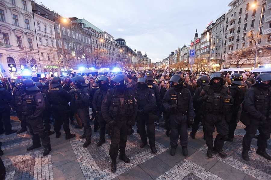 Ťažkoodenci zasahovali na Václavskom