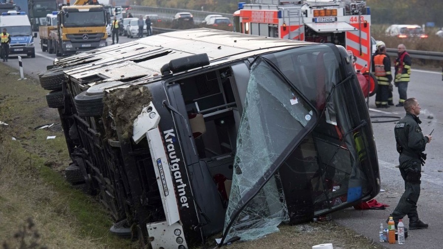 Autobus na diaľnici vybehol