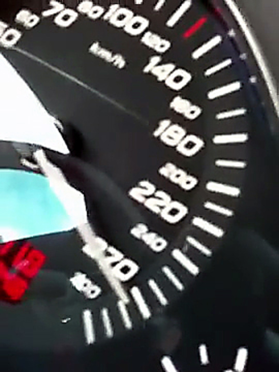 Tachometer ukazuje 270 km/hod.
