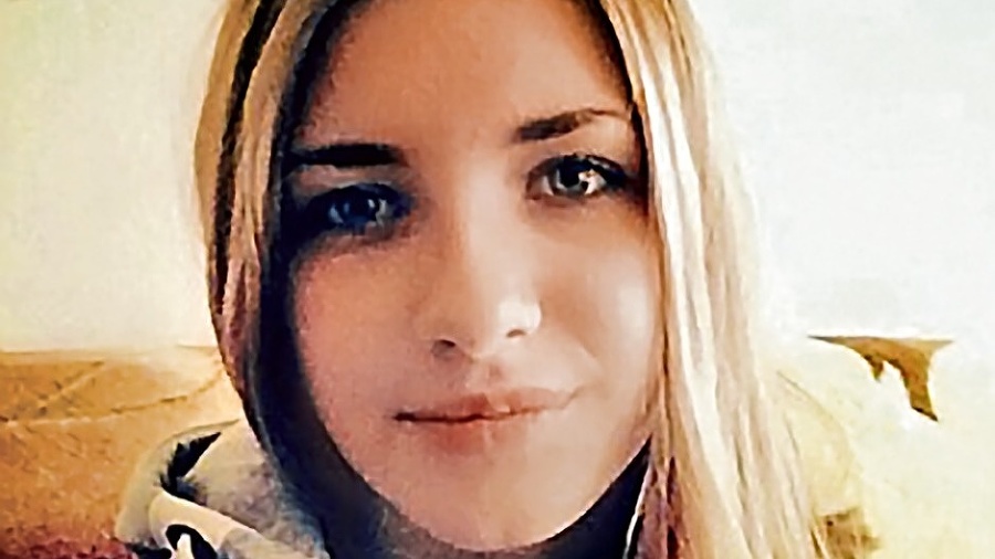 Sympatická tínedžerka sedela na mieste, pod ktorým bola výbušnina.