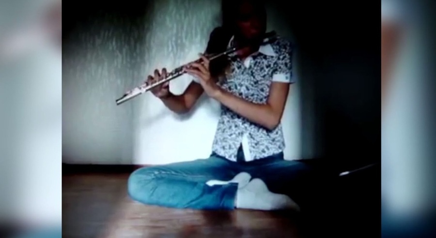 Flautistka pokojne hrala, kým