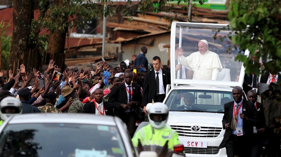 Pápeža v slume vítali