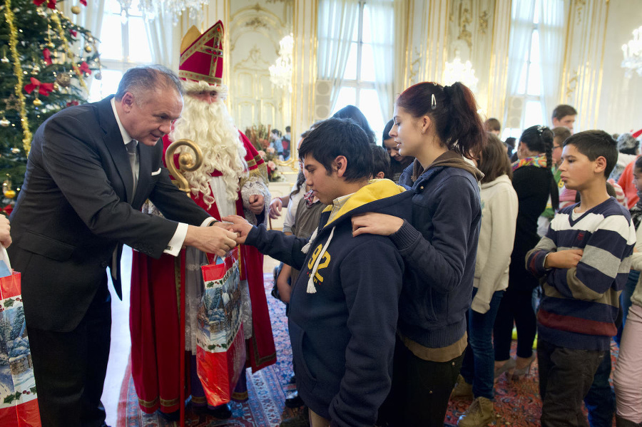 Prezident Andrej Kiska na Mikulášskom stretnutí s deťmi z detských domovov 